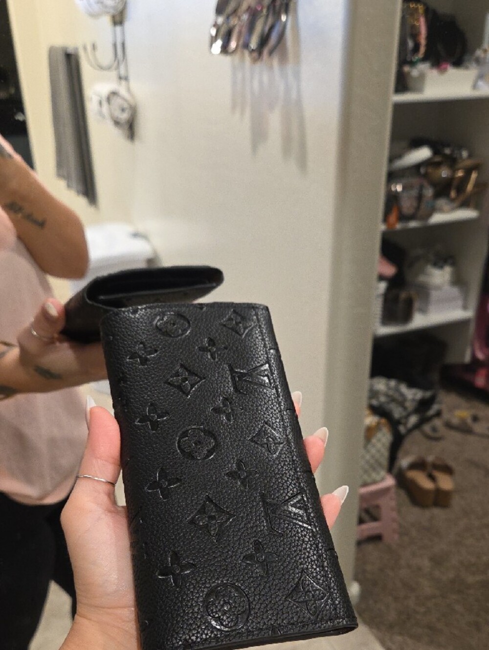 Luxury Black Embossed Leather Wallet with Gold Lock - Picture 6 of 10